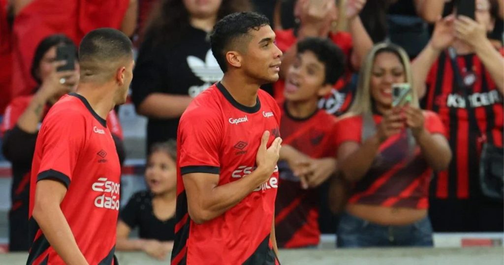 Julimar supera lesões e completa 100 jogos com a camisa do Athletico