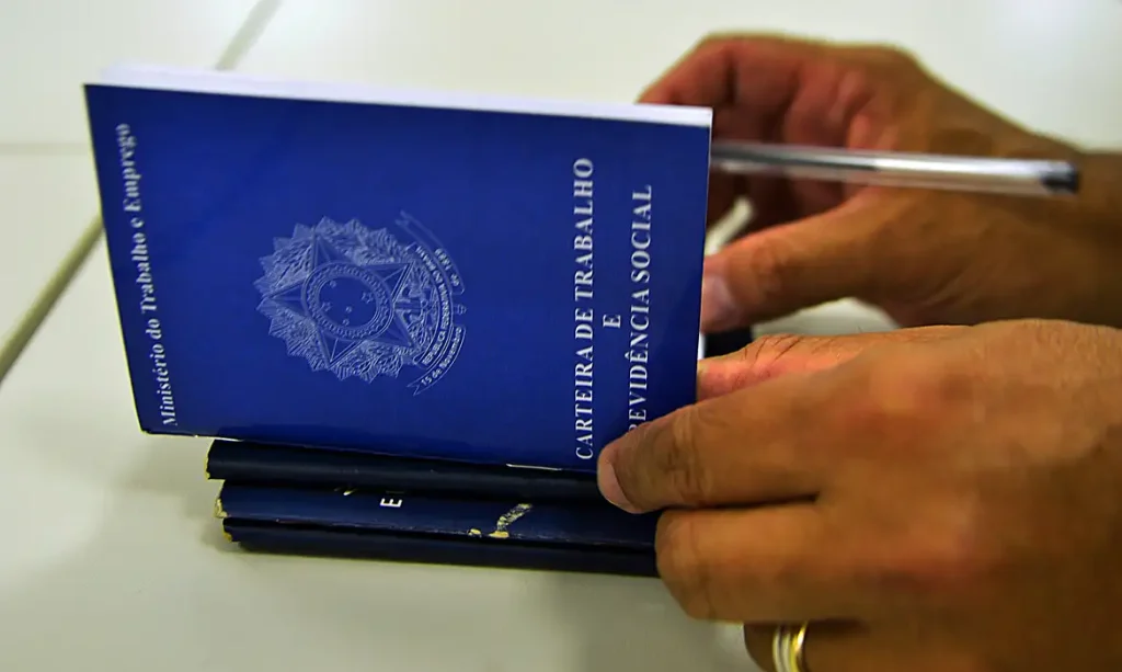 Pesquisa revela que brasileiro ainda prefere o emprego com carteira assinada