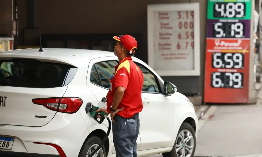 Governo envia projeto para reduzir impostos sobre combustíveis com lucro do petróleo
