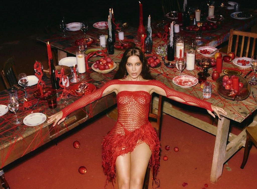 Anitta une Carmen Miranda e Pombagira em novo clipe