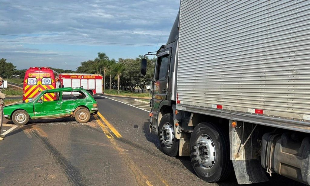 Idoso fica ferido em batida entre carro e caminhão em Coronel Vivida