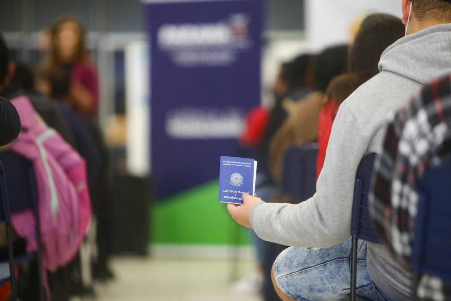 Paraná abre a semana com mais de 21,8 mil vagas de emprego
