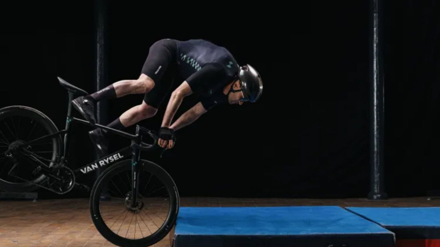 Marca francesa cria traje com airbag para proteger ciclistas profissionais de quedas