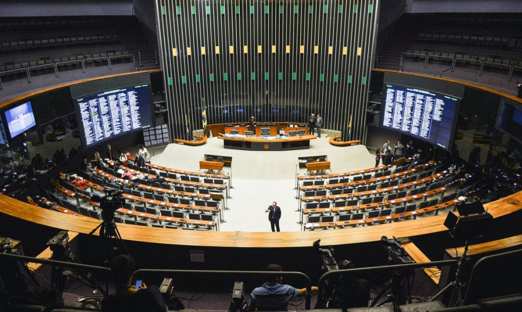 Projeto que envia assassinos de policiais para presídios federais segue para sanção