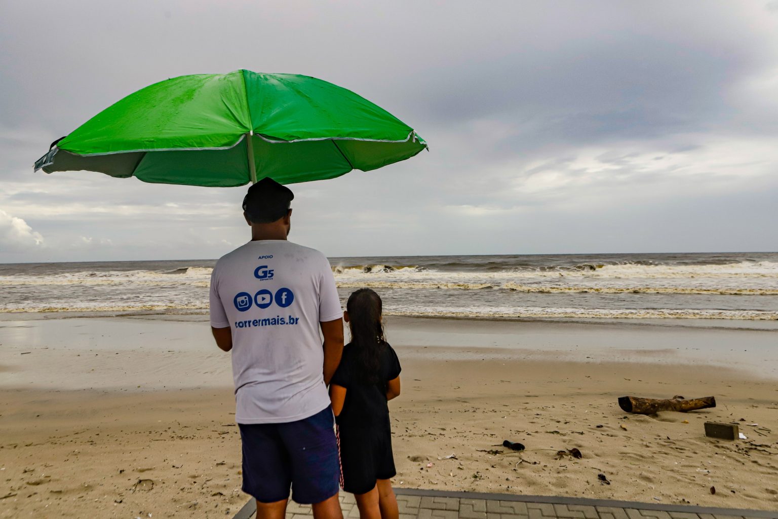 Frente fria muda o tempo no Paraná e traz chuva para todas as regiões no domingo