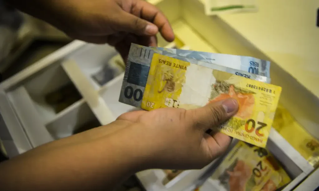 Governo propõe salário mínimo de 1.717 reais para 2027