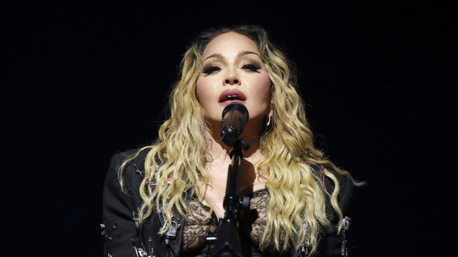 Madonna volta às pistas com nova música e anuncia álbum