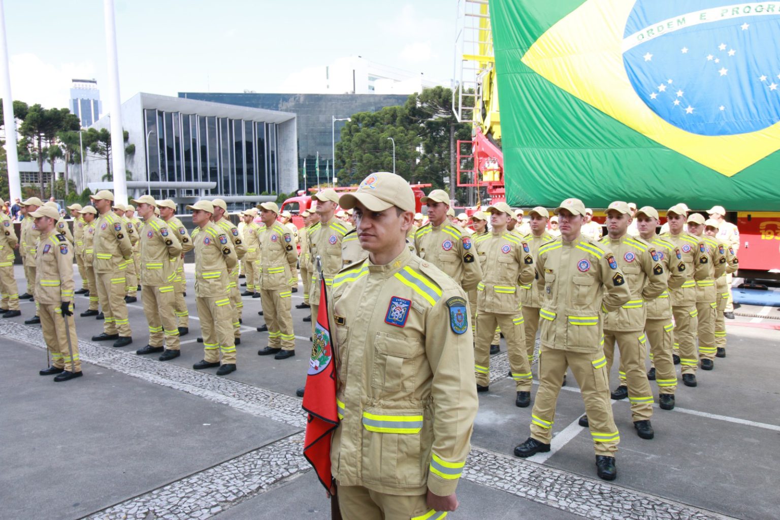Solidariedade: Bombeiros do Paraná embarcam para missão de resgate na Venezuela