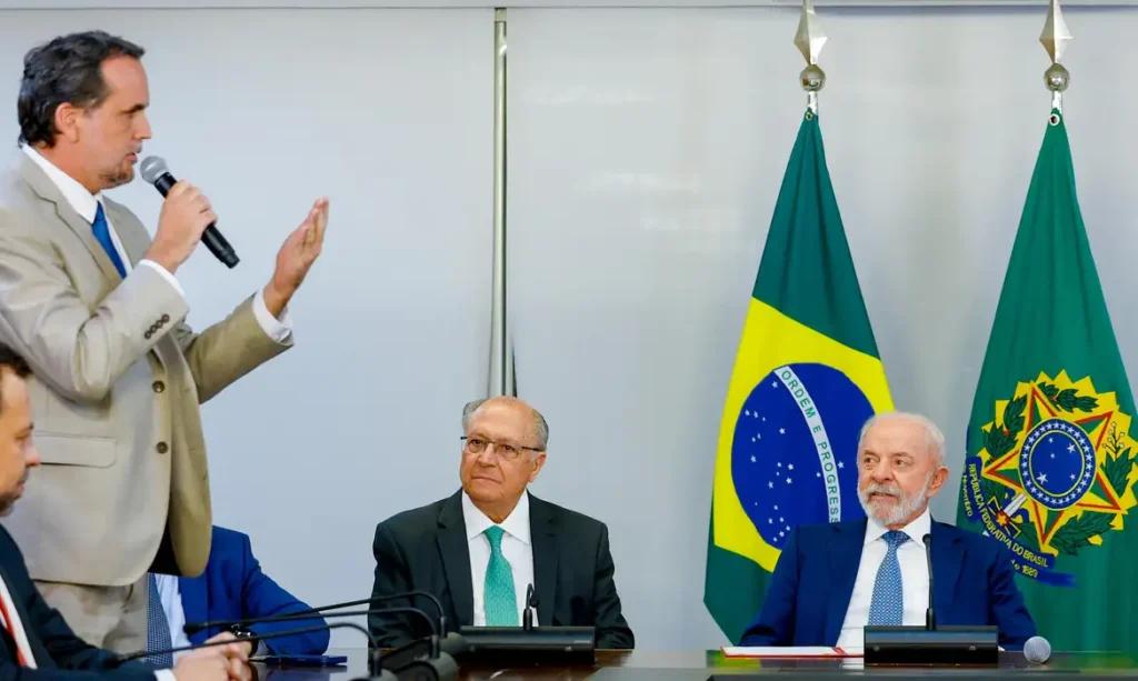 Fim da “Taxa das Blusinhas”: Governo Federal assina MP que zera imposto para compras até US$ 50