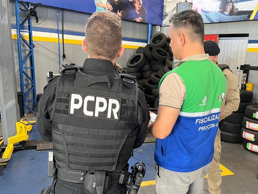 Polícia e Procon interditam lojas de pneus por golpes contra clientes