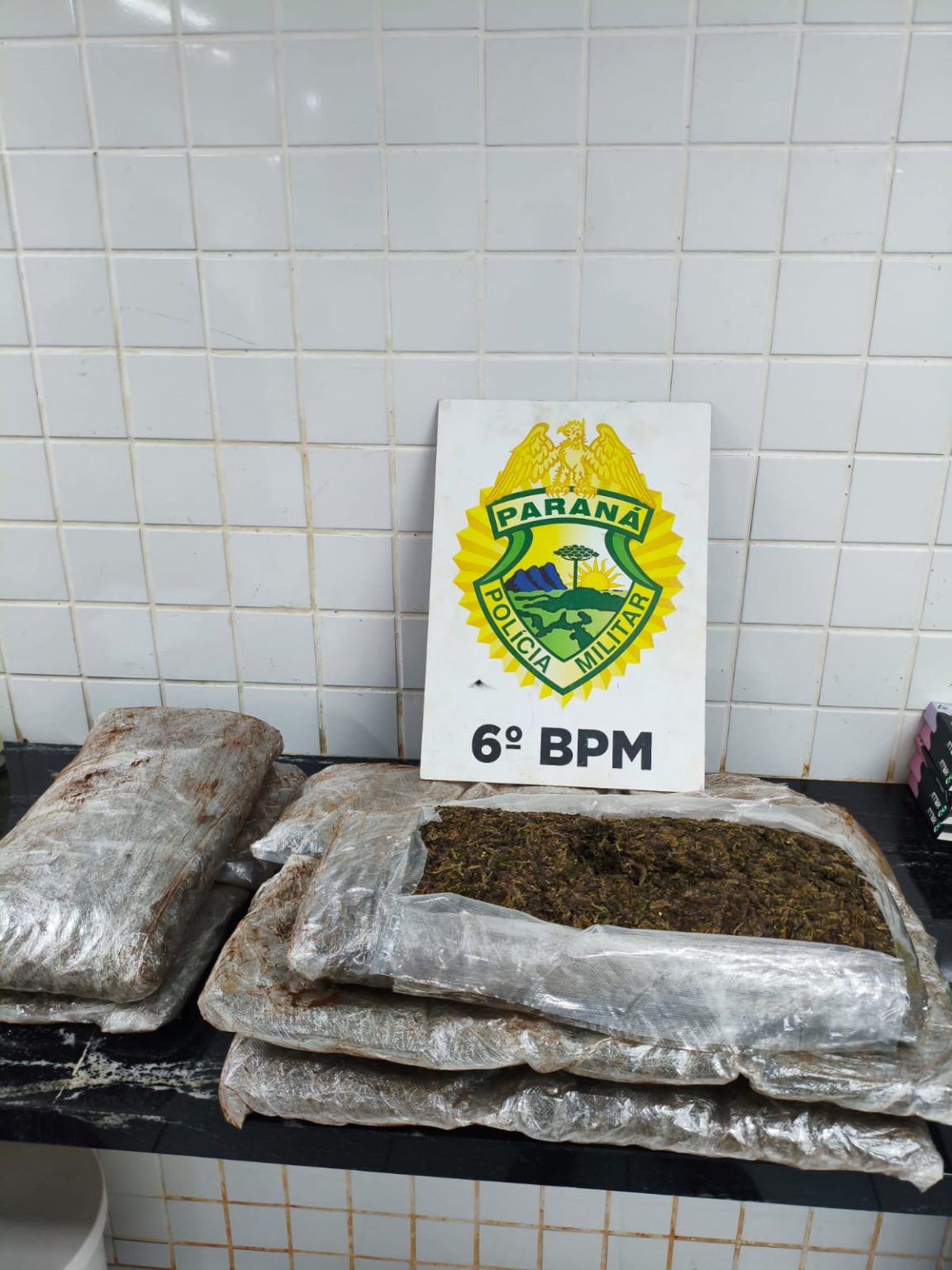PF e Polícia Militar interceptam passageira com malas de “capulho” em Cascavel