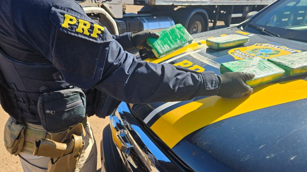 Polícia Rodoviária Federal prende caminhoneiro com cocaína ao flagrar tentativa de descarte da droga em Cascavel