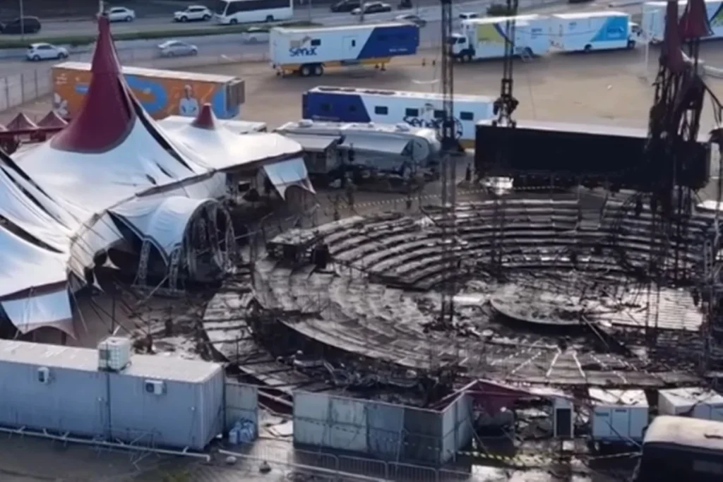 Incêndio destrói o Circo do Tiru no estacionamento da Arena das Dunas, em Natal-RN