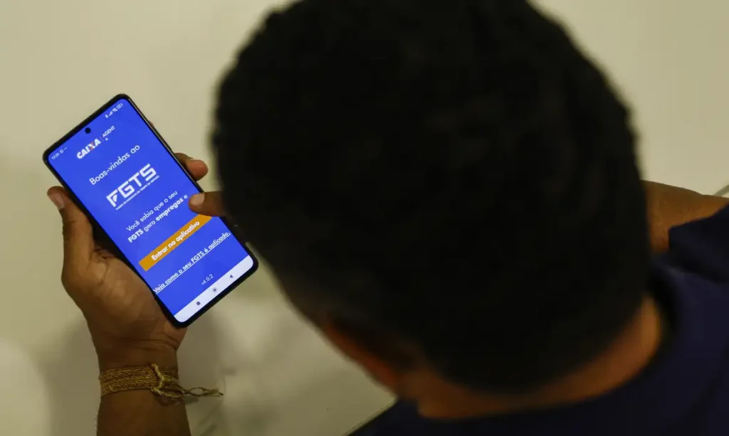 Uso do FGTS no Desenrola 2.0 atrai 1,4 milhão de pessoas e provoca filas no aplicativo da Caixa