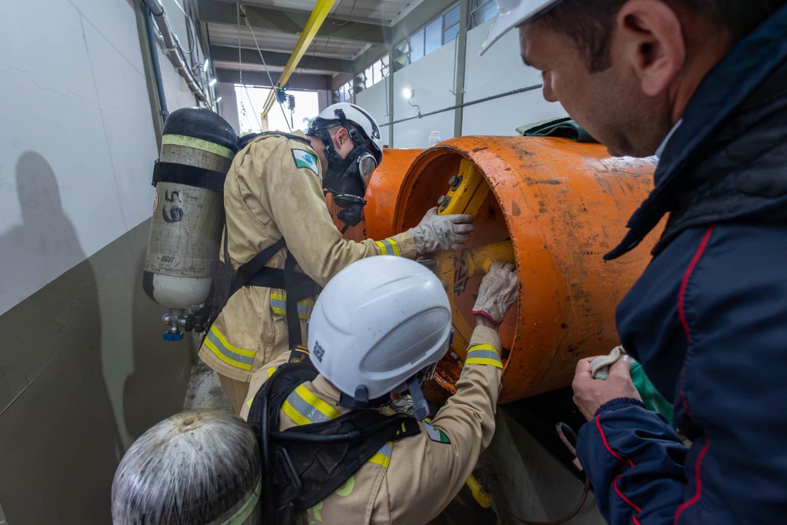 Treinamento de Elite: Bombeiros simulam emergência com gás tóxico na Grande Curitiba