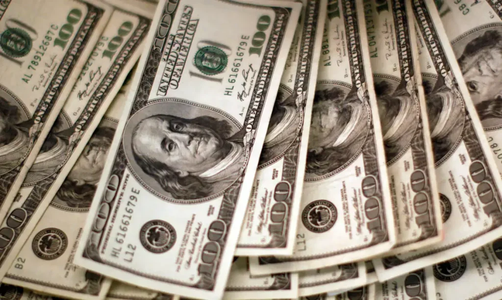 Dólar cai abaixo de R$ 5 e Bolsa de Valores brasileira atinge recorde histórico