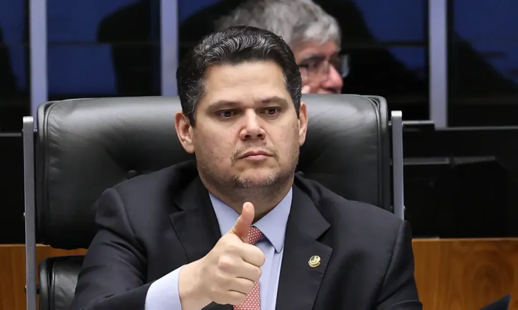 Alcolumbre defende debate sem pressa e quer enviar PEC do fim da escala 6×1 para as comissões