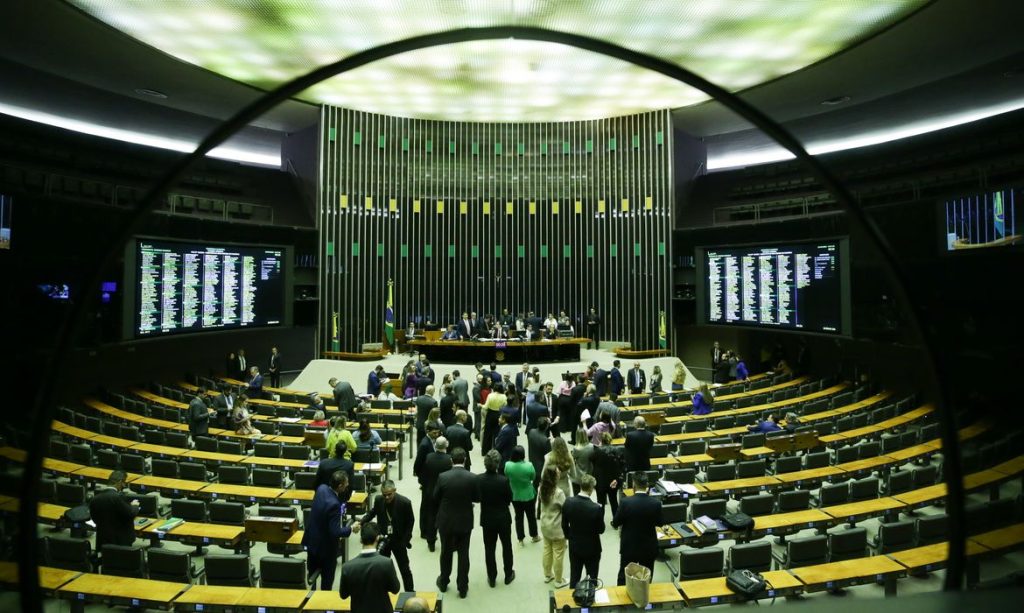 CCJ da Câmara aprova PEC que reduz a maioridade penal para 16 anos