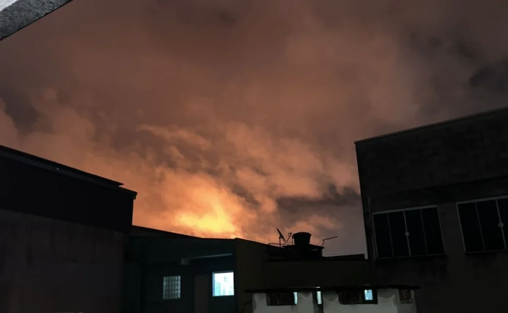 Clarão na noite: “Fogo no céu” intriga moradores de Curitiba e Araucária nas redes sociais