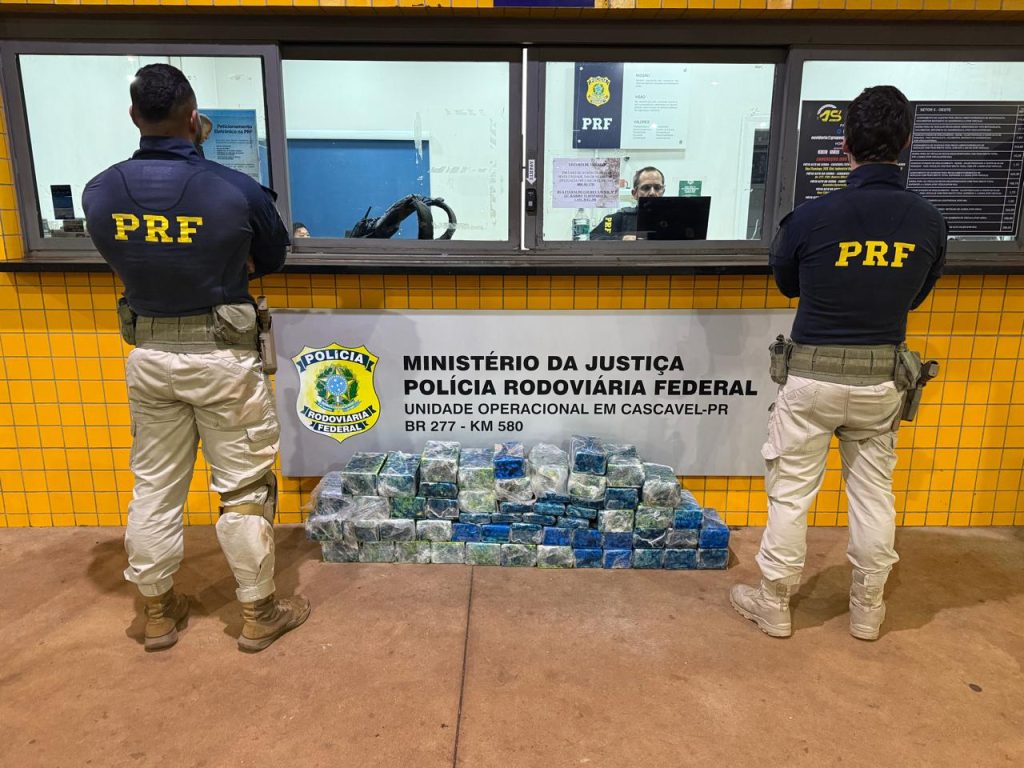 Cascavel: PRF localiza 139 kg de cocaína ocultos sob assoalho de semirreboque
