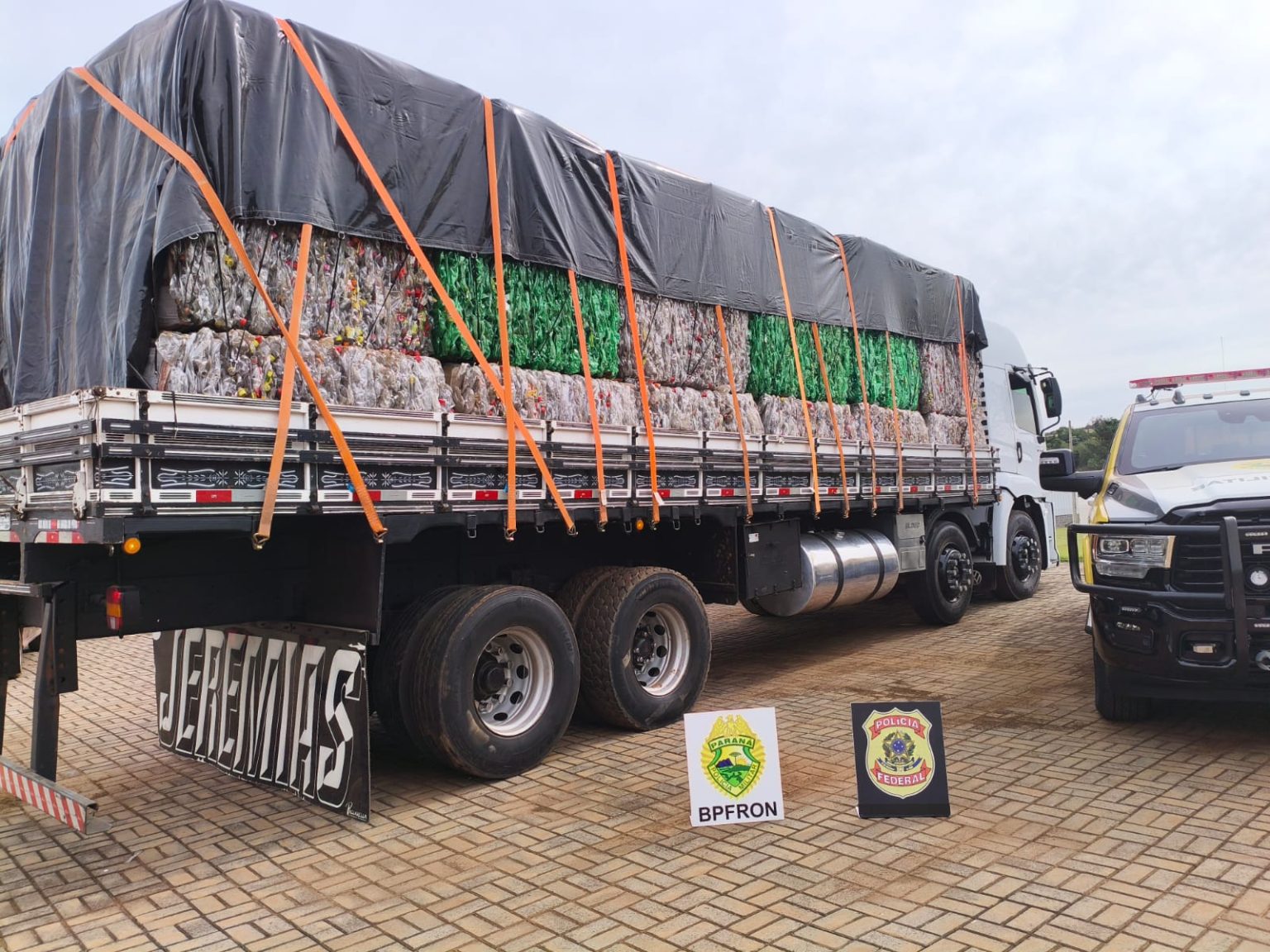 Santo Antônio do Sudoeste: BPFRON e Polícia Federal apreendem 550 kg de maconha em caminhão