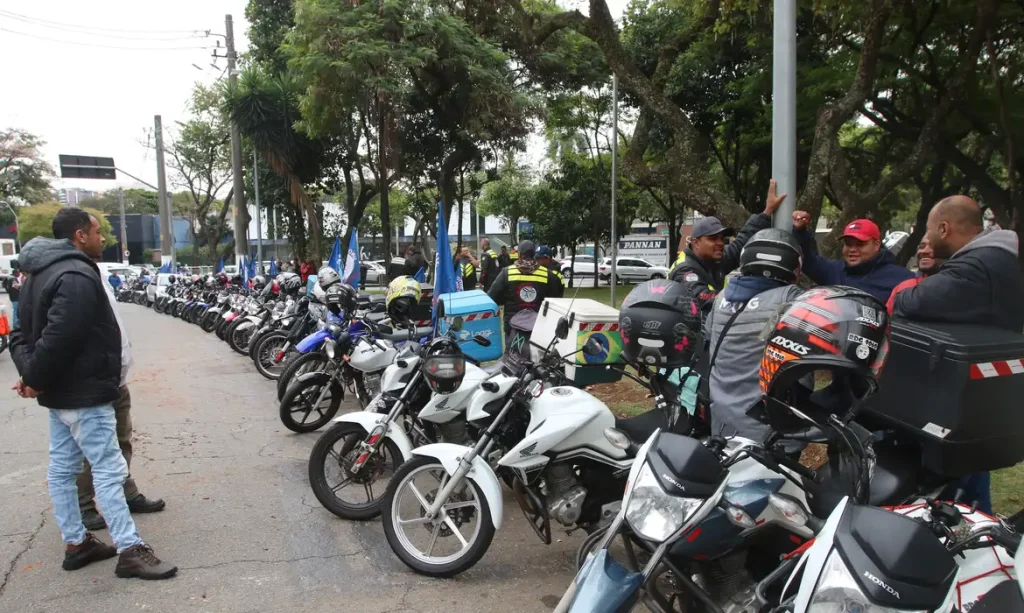 Governo federal anuncia linha de financiamento para compra de veículos para motociclistas de aplicativo. Saiba como ter acesso ao benefício
