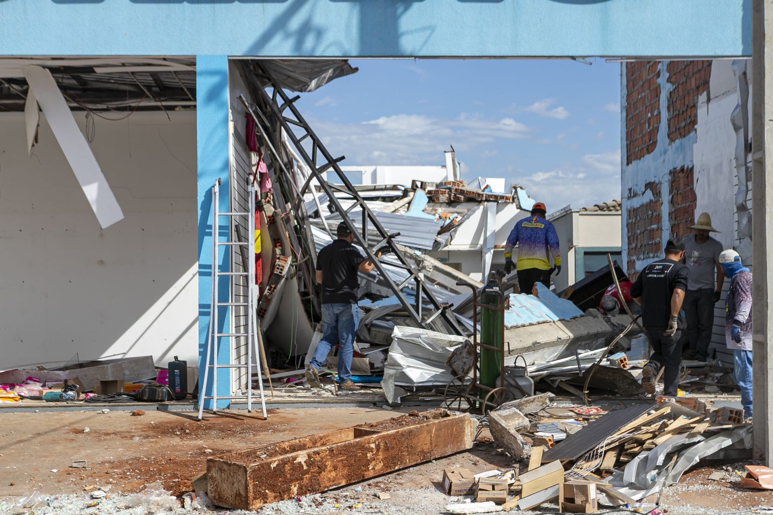 Ratinho Junior assina decreto de R$ 10 milhões para empresas afetadas por tornado