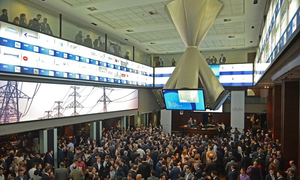 Mercado financeiro: Ibovespa fecha acima dos 174 mil pontos e dólar recua para R$ 5,16 em dia de feriado nos EUA
