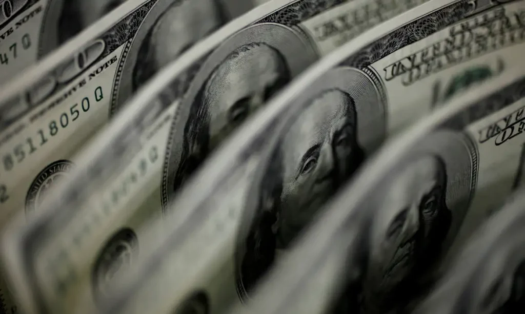 Mercado financeiro passa por ajuste no Brasil com alta do dólar e queda da bolsa