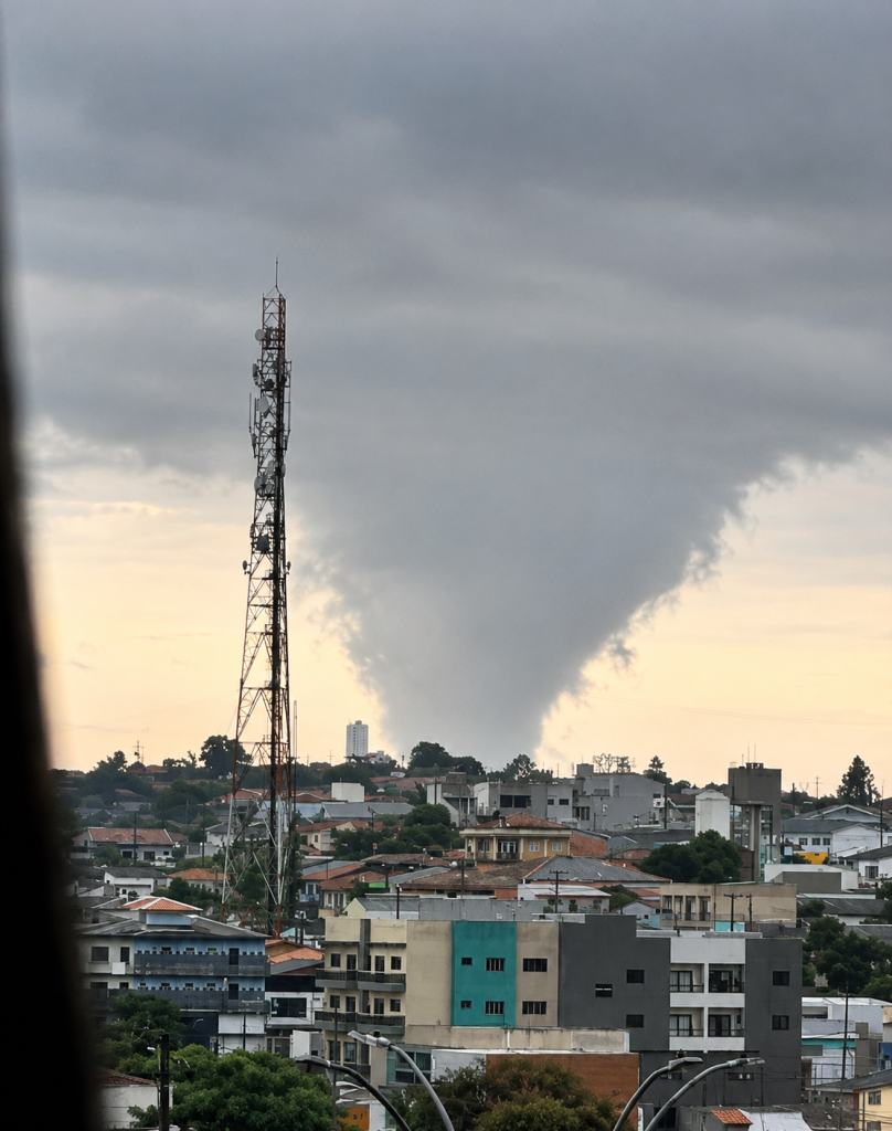 Moradores registram formação de nuvem funil no céu do interior do Paraná