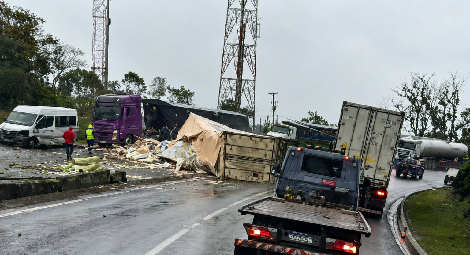 Tombamento de carreta com contêiner interdita a BR-277 no trecho de Morretes