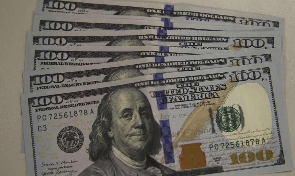 Cenário misto: Dólar comercial cai pela terceira vez seguida, mas Ibovespa recua nesta segunda-feira