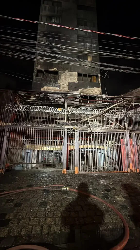 Incêndio de grandes proporções em pensionato deixa dois mortos e um ferido grave em Curitiba