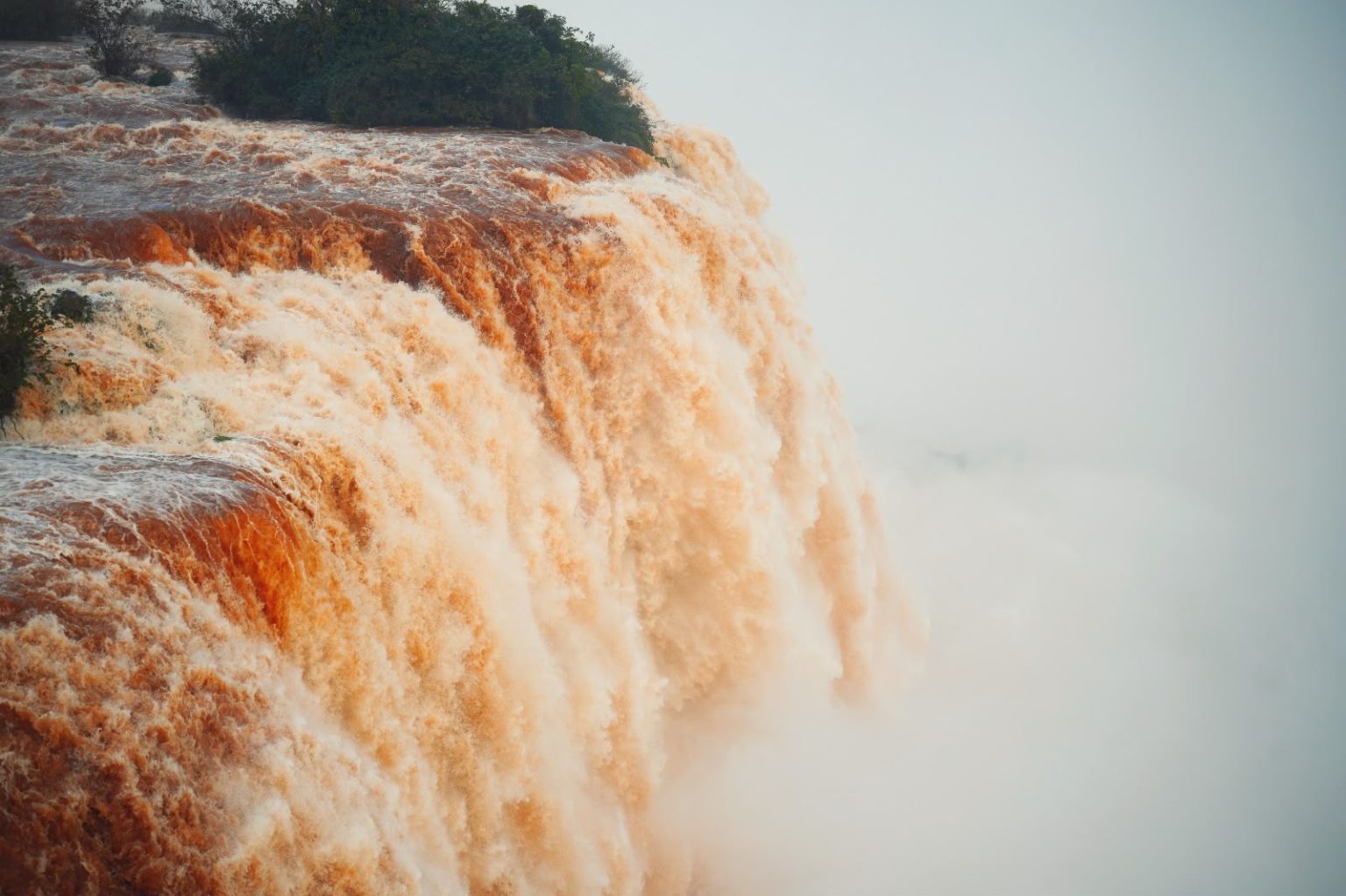 Alerta na fronteira: Passarela das Cataratas do Iguaçu é interditada por medida de segurança