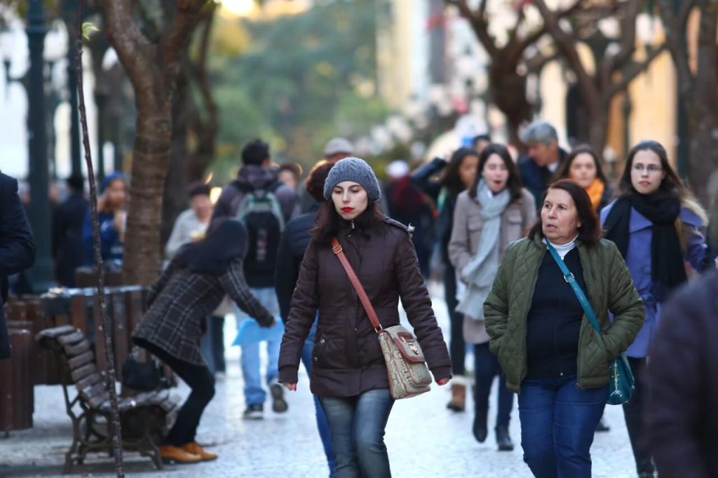 Frio congelante: Curitiba tem queda brusca na temperatura e enfrentará sexta-feira atípica