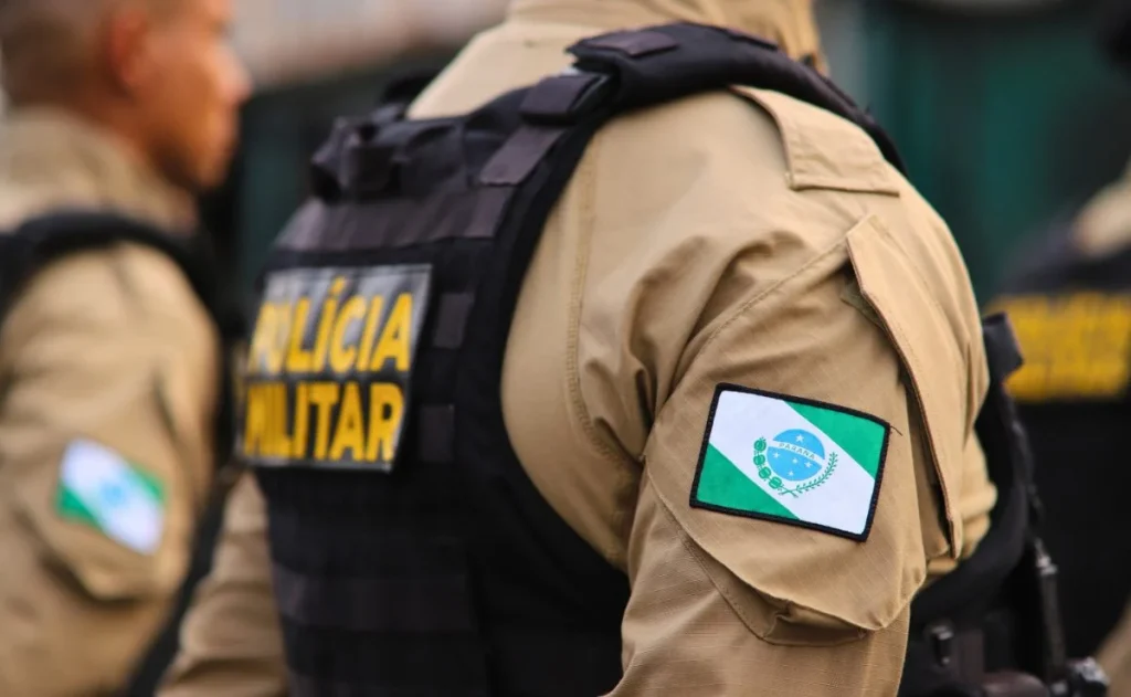 Abordagem a carro em faixa de pedestres termina com homem preso por porte de arma e tráfico no litoral