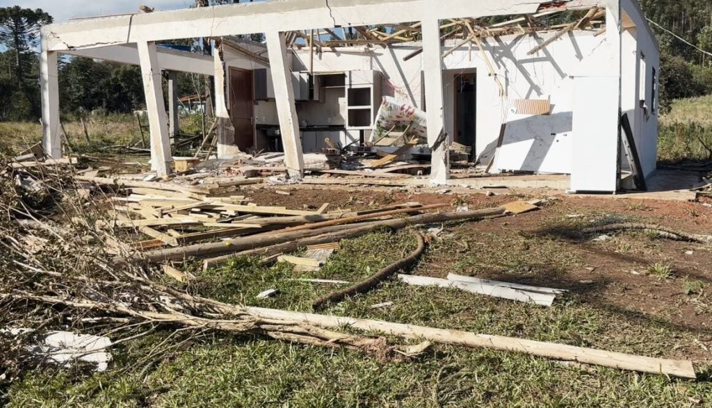 Meteorologistas confirmam destruição por tornado de categoria F2 no Paraná