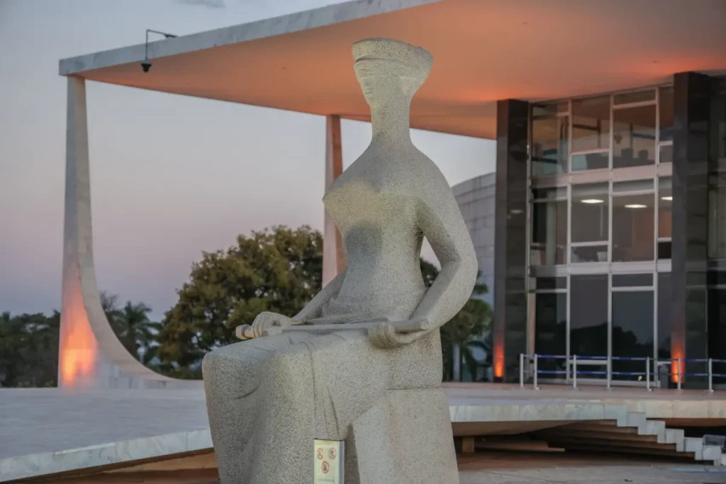 Homem é preso após tentar invadir sede do STF e acionar protocolo antibombas na Esplanada dos Ministérios