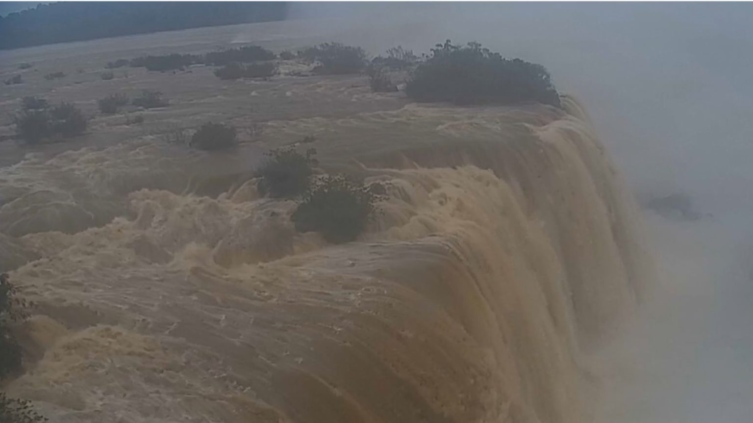 Chuvas transformam cenário e aumentam volume das Cataratas do Iguaçu de forma impressionante