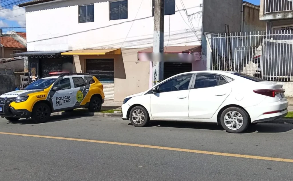 Homem é morto a tiros ao desembarcar de carro de aplicativo, mãe e motorista ficam feridos