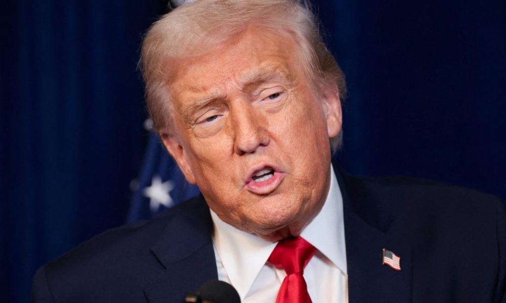 Trump assina decretos para tentar restringir cidadania por nascimento nos EUA