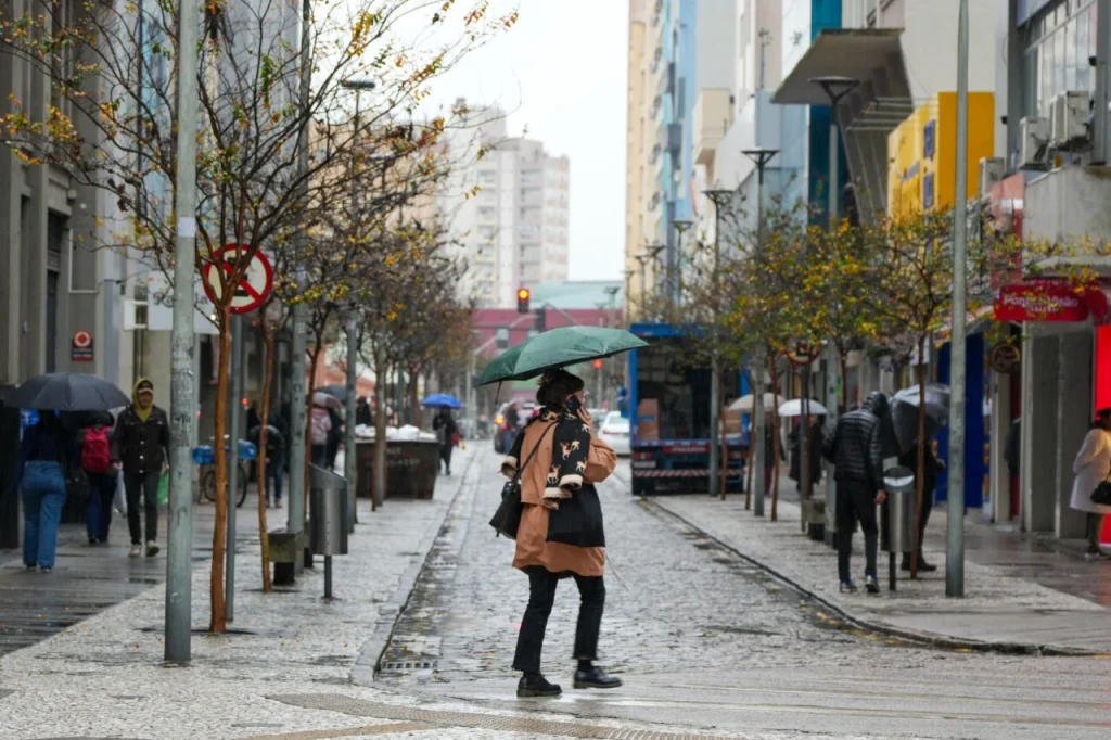 Inmet emite alerta Amarelo de tempestade e granizo no Paraná com previsão de 3ºC em Curitiba