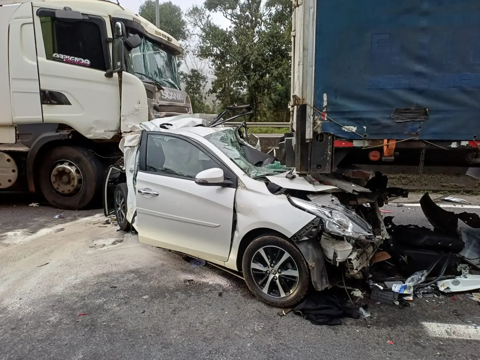 Carro fica prensado entre carretas em grave engavetamento na BR-116 em Campina Grande do Sul