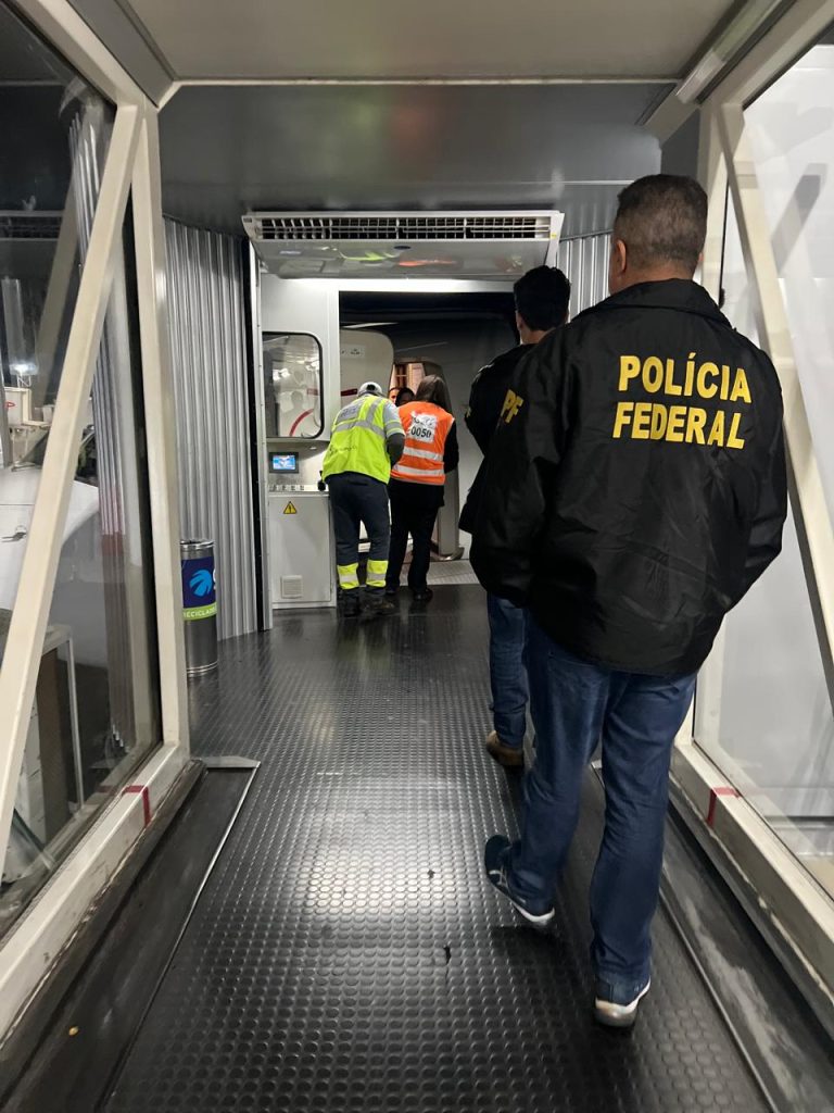 Passageiro é retirado de avião em Foz do Iguaçu após ‘brincadeira’ sobre bomba em caixa de som