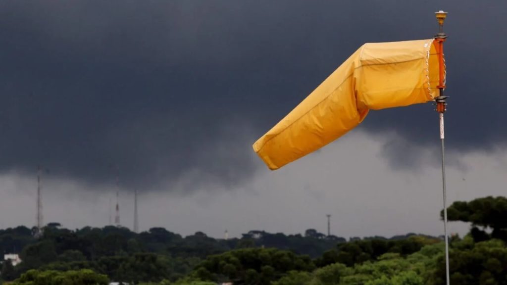 Alerta de tempestade: Ciclone extratropical promete ventos de até 100 km/h e chuva forte no Paraná