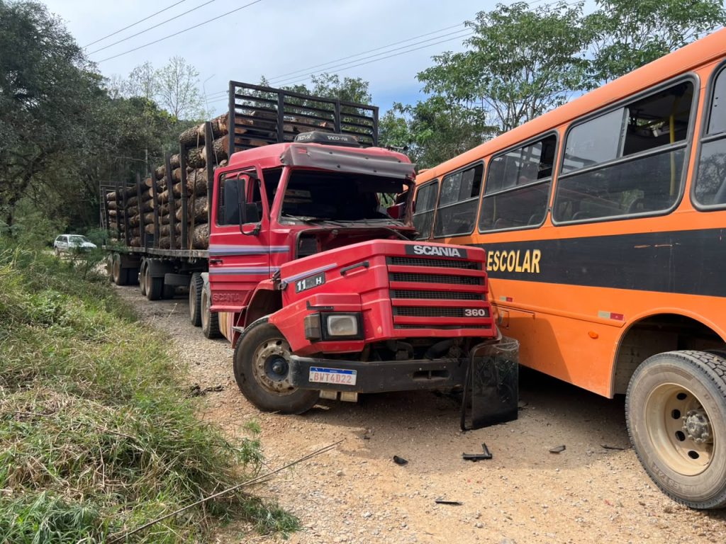 Resgate aéreo da PRF mobiliza socorro a vítimas de acidente com ônibus escolar e caminhão no Paraná