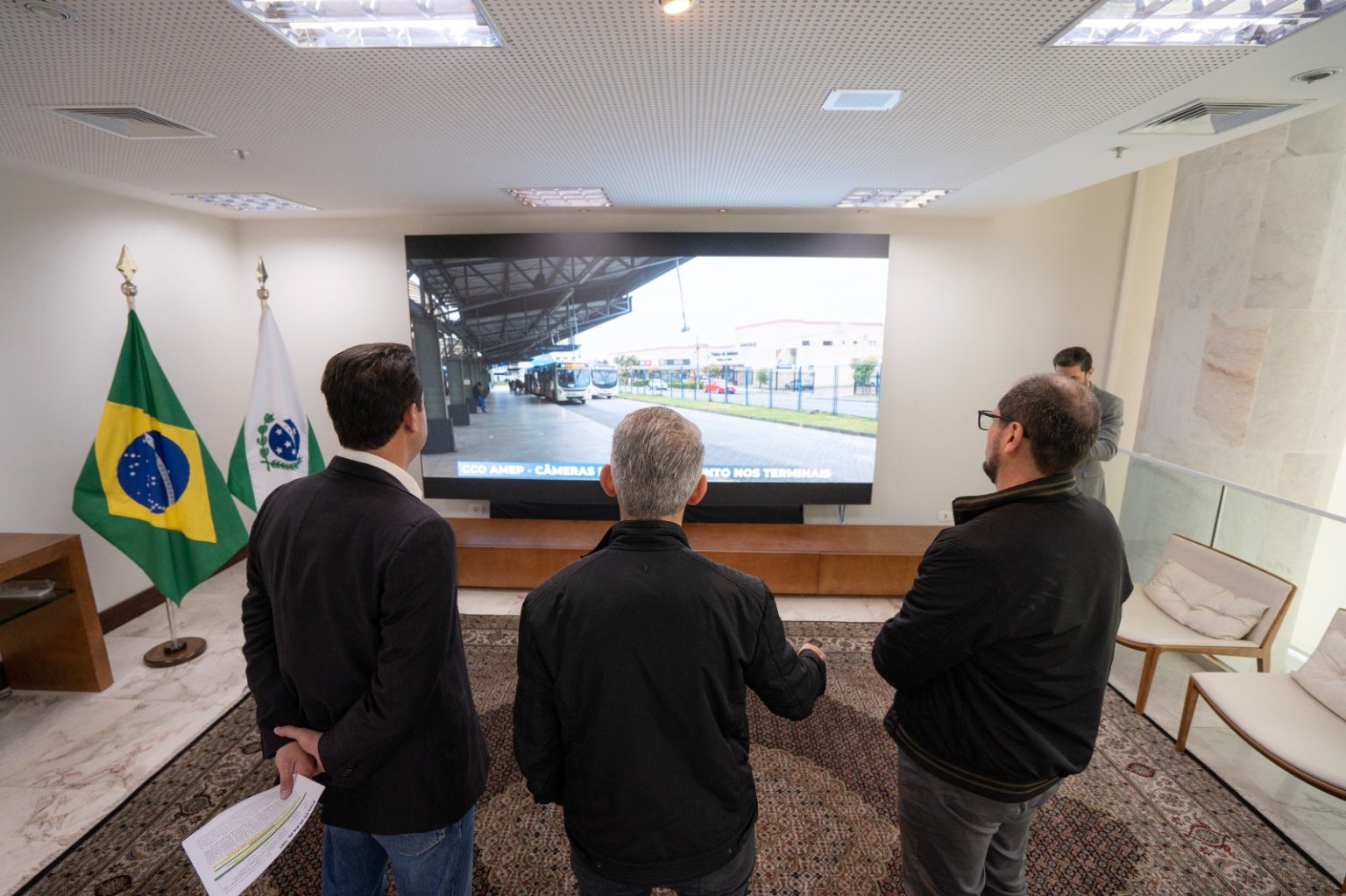 Estado instala 261 câmeras em 16 terminais do transporte metropolitano da Grande Curitiba