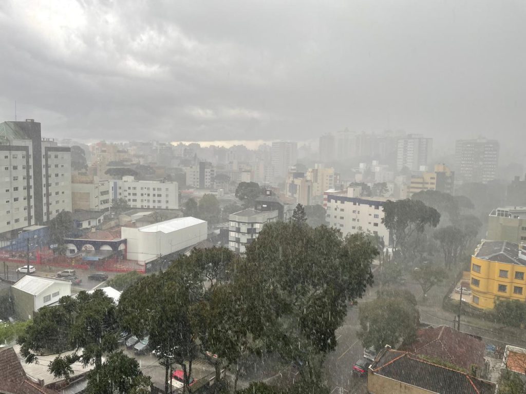 Alerta máximo: Temporal com granizo atinge vários bairros de Curitiba e Defesa Civil emite aviso de alta severidade