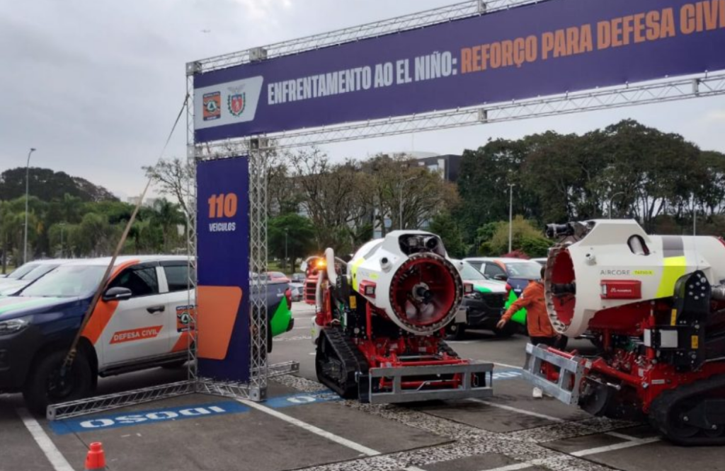 Ratinho Junior entrega 110 caminhonetes e robôs alemães para reforçar Defesa Civil do Paraná contra El Niño