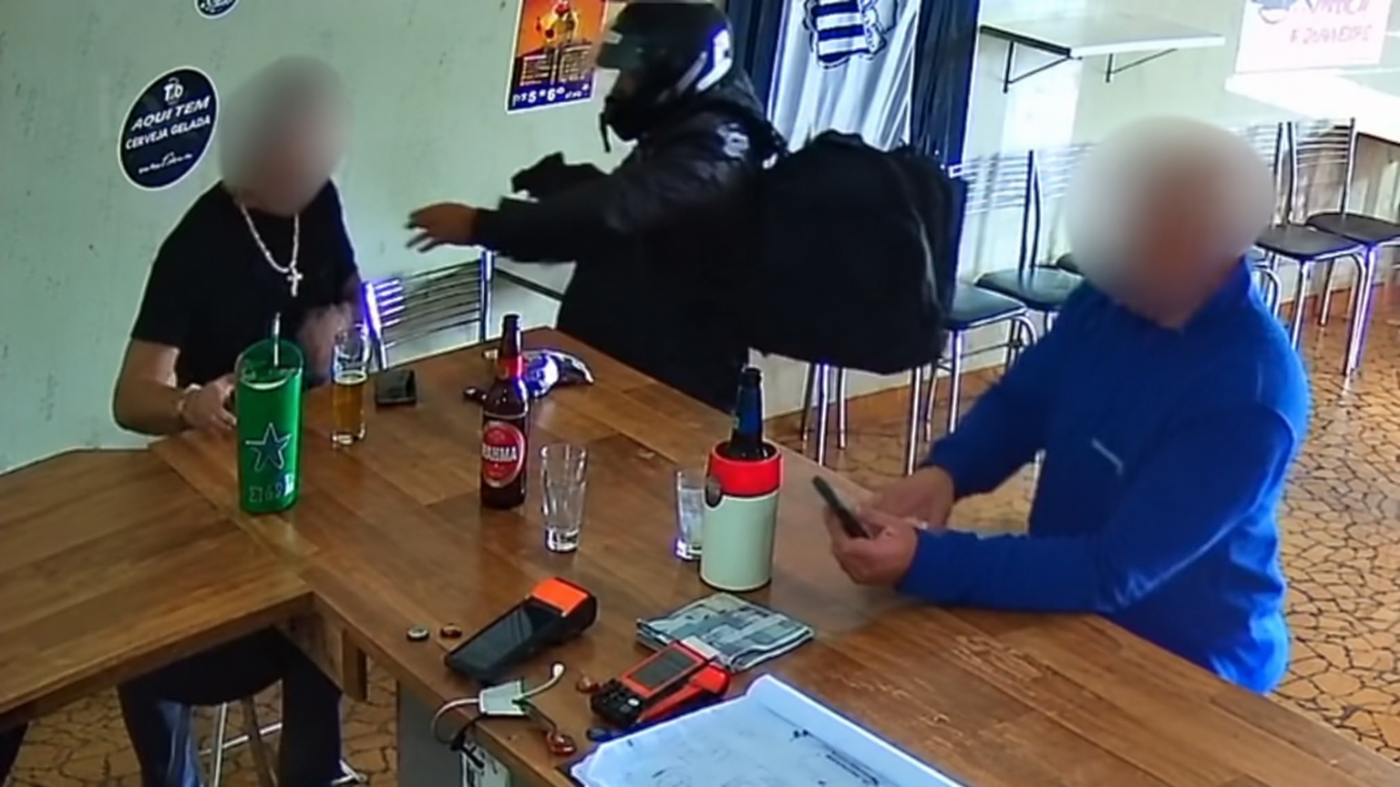 Roubo de meio milhão: Homem armado disfarçado de motoboy invade bar em Ponta Grossa e rouba joias de empresário